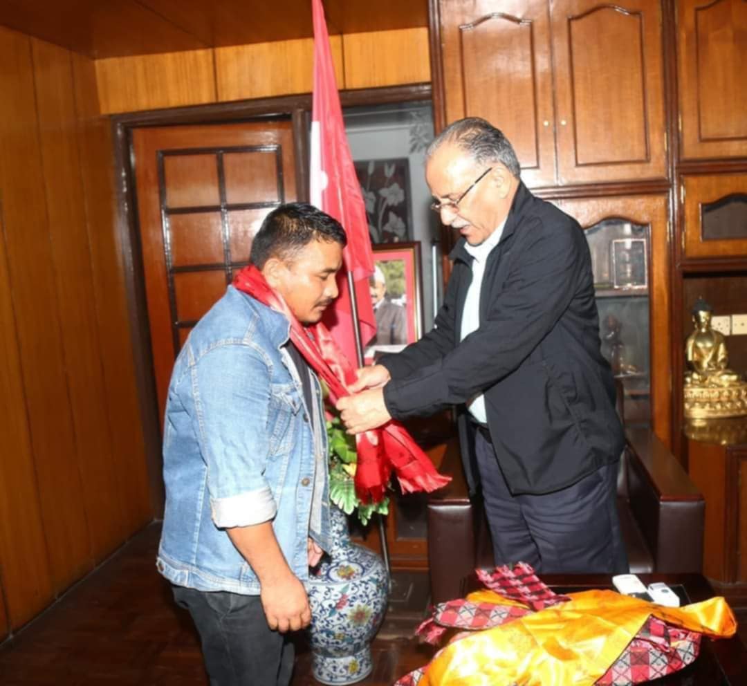 बाढीपीडितको उद्दार गर्ने चणिकलाल तामाङलाई प्रचण्डको सम्मान