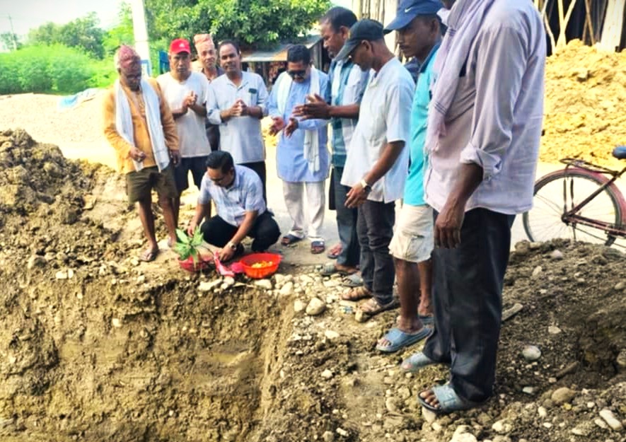 सहिद बैजनाथ थारुको सम्झनामा बैजनाथ गाउँपालिकामा मुलगेट शिलान्यास