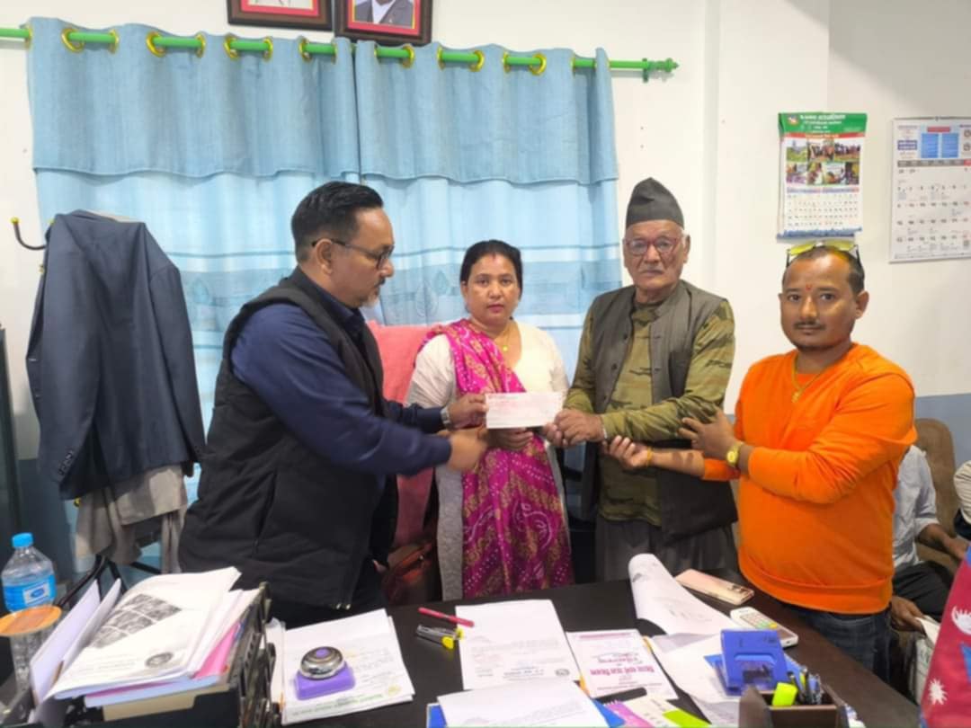 बाघ आक्रमणमा निधन भएकी मनिषा रोकायका छोरा लाई गाउँपालिकाबाट ३०,००० सहयोग